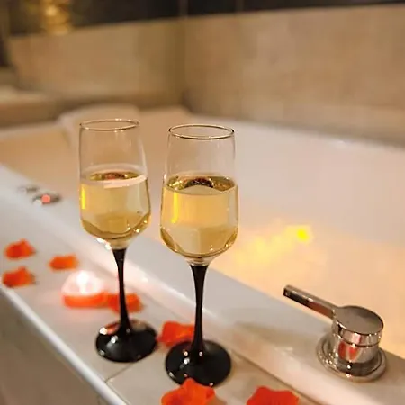 La Romantique Avec Jacuzzi Au Coeur De Aparthotel