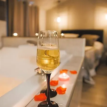 La Romantique Avec Jacuzzi Au Coeur De Aparthotel Perpignan