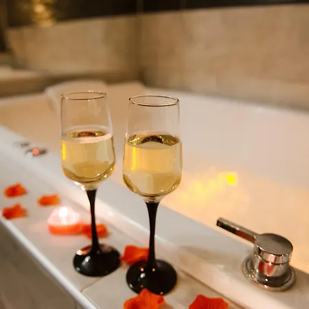 La Romantique Avec Jacuzzi Au Coeur De Aparthotel