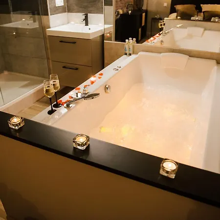 Apartmanhotel La Romantique Avec Jacuzzi Au Coeur De 4*